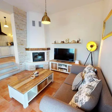 Seafront Noah With Heated Pool Pridraga