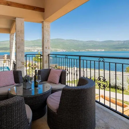 Seafront Noah With Heated Pool Villa