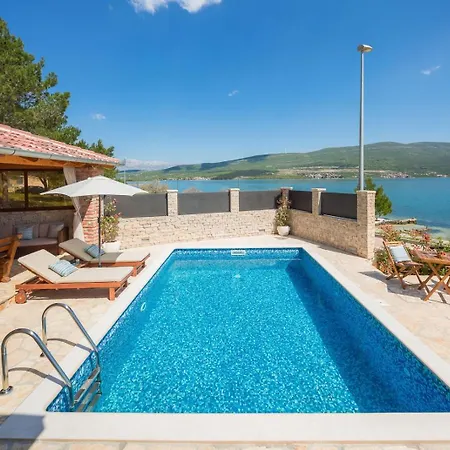 Seafront Noah With Heated Pool *