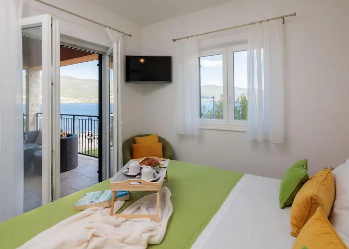Seafront Noah With Heated Pool וילה