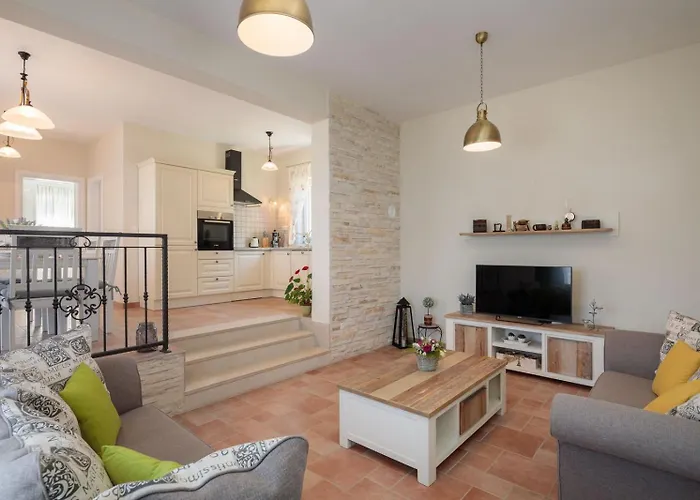 Seafront Noah With Heated Pool Pridraga