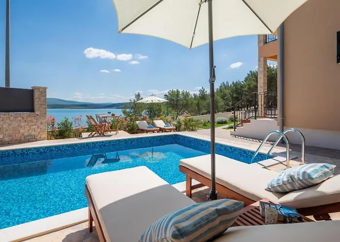 וילה Seafront Noah With Heated Pool *