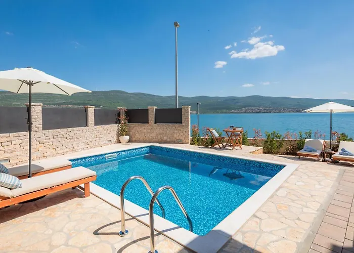 וילה Seafront Noah With Heated Pool *