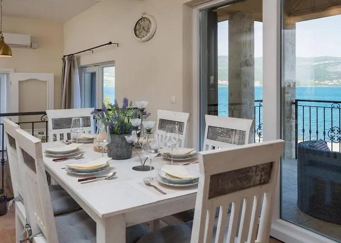 Seafront Noah With Heated Pool וילה Pridraga