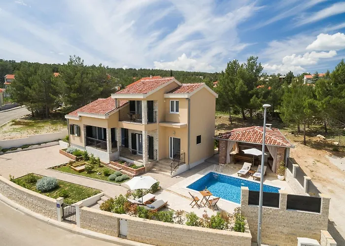 וילה Seafront Noah With Heated Pool *