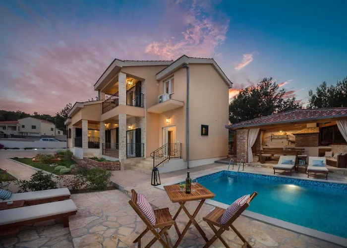 Seafront Noah With Heated Pool