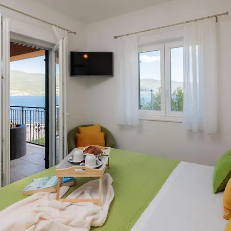 Seafront Noah With Heated Pool Villa