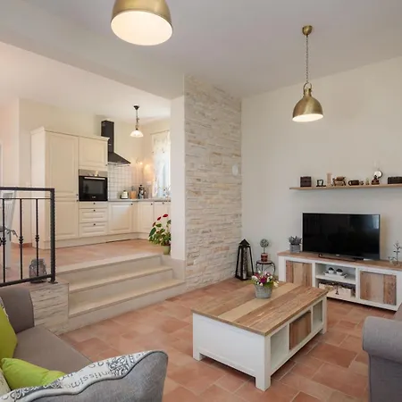 Seafront Noah With Heated Pool Pridraga