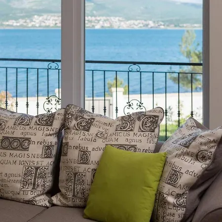 Seafront Noah With Heated Pool Villa