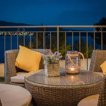 Seafront Noah With Heated Pool *