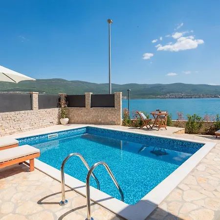 فيلة Seafront Noah With Heated Pool *