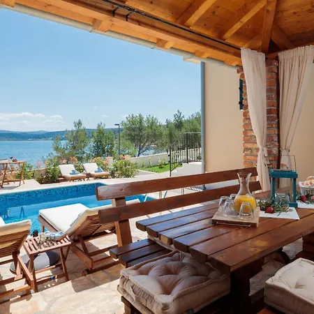 Seafront Noah With Heated Pool Villa *