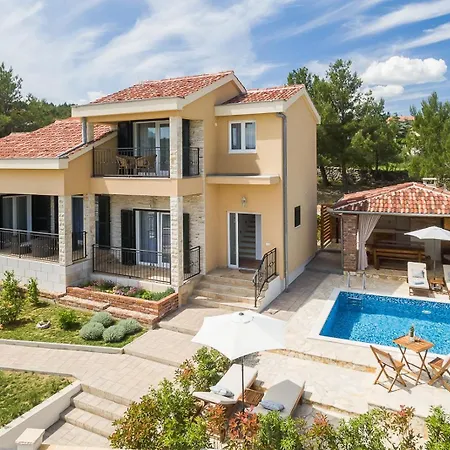 Seafront Noah With Heated Pool * Pridraga