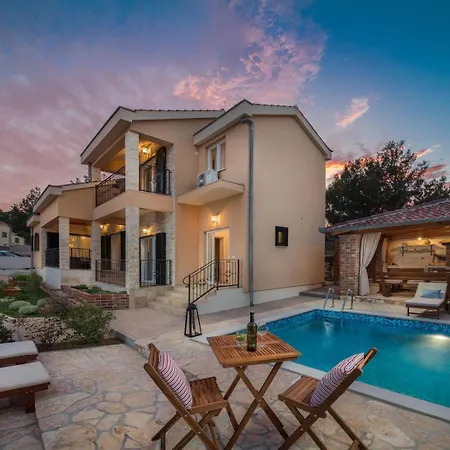 Seafront Noah With Heated Pool