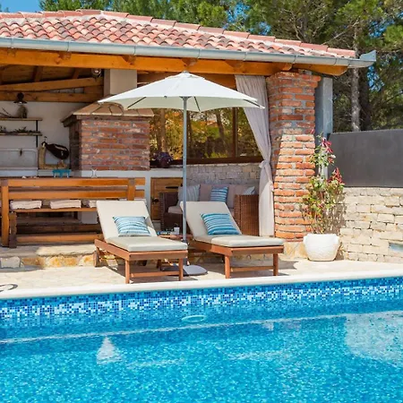 Seafront Noah With Heated Pool Villa *