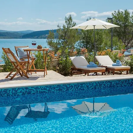 Seafront Noah With Heated Pool Villa Pridraga