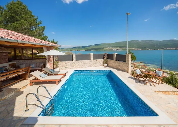 Seafront Noah With Heated Pool *